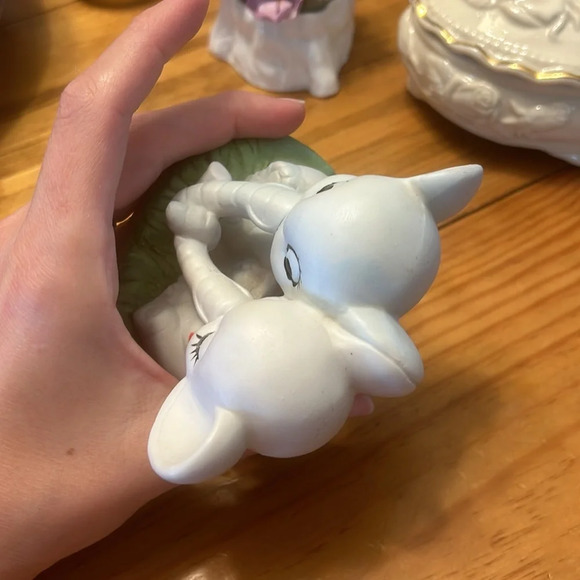 VTG Artmark Snuggling/Trunk Holding Elephants - 4in. Ceramic Figurine - Picture 5 of 6